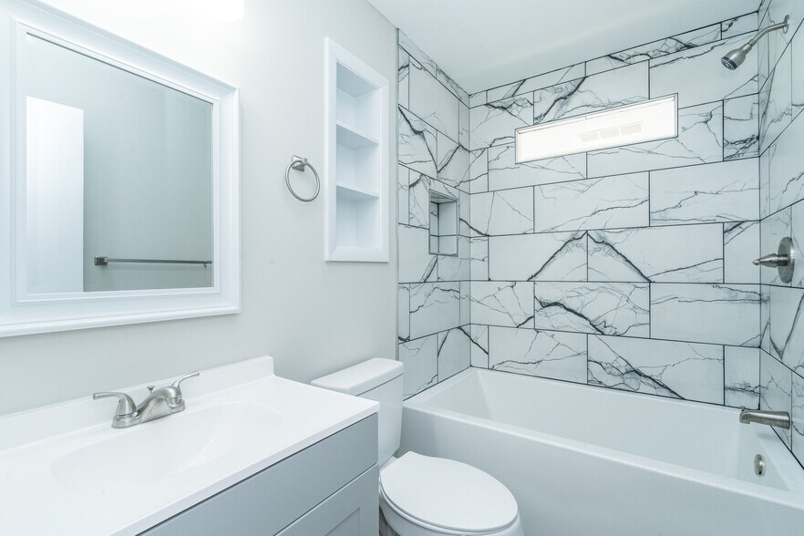 Building Photo - 504 N Maple St