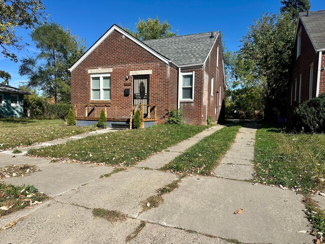 Building Photo - Beautiful Brick Bungalow