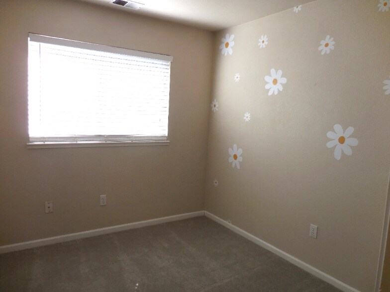 Building Photo - 368 Quail Dr