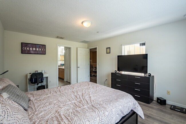 Building Photo - 9859 Tivoli Villa Dr