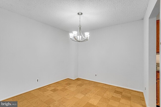 Building Photo - 3800 Fairfax Dr