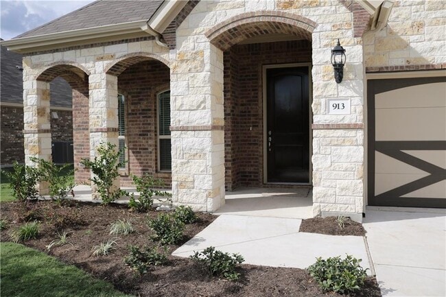 Building Photo - 913 Wolcott Dr