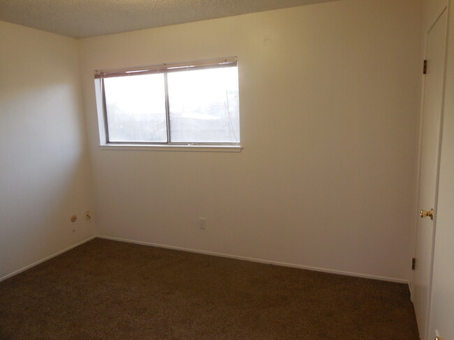Building Photo - 3 Bedroom / 1.5 Bath House