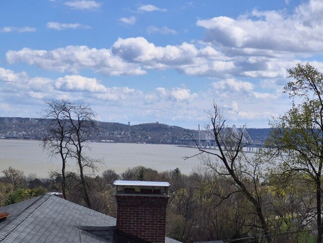 Building Photo - 27 Oakwood Dr