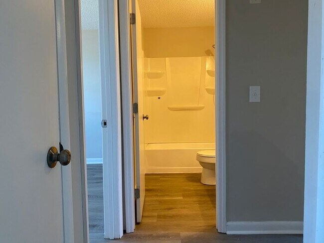 Building Photo - Renovated East Nash Duplex!