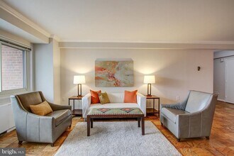 Building Photo - Wesley Heights Two Bedroom, Two Baths, Fur...