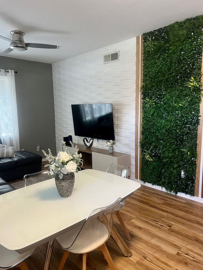 Building Photo - 4-bedroom, 3-bathroom townhouse in Kissimmee !