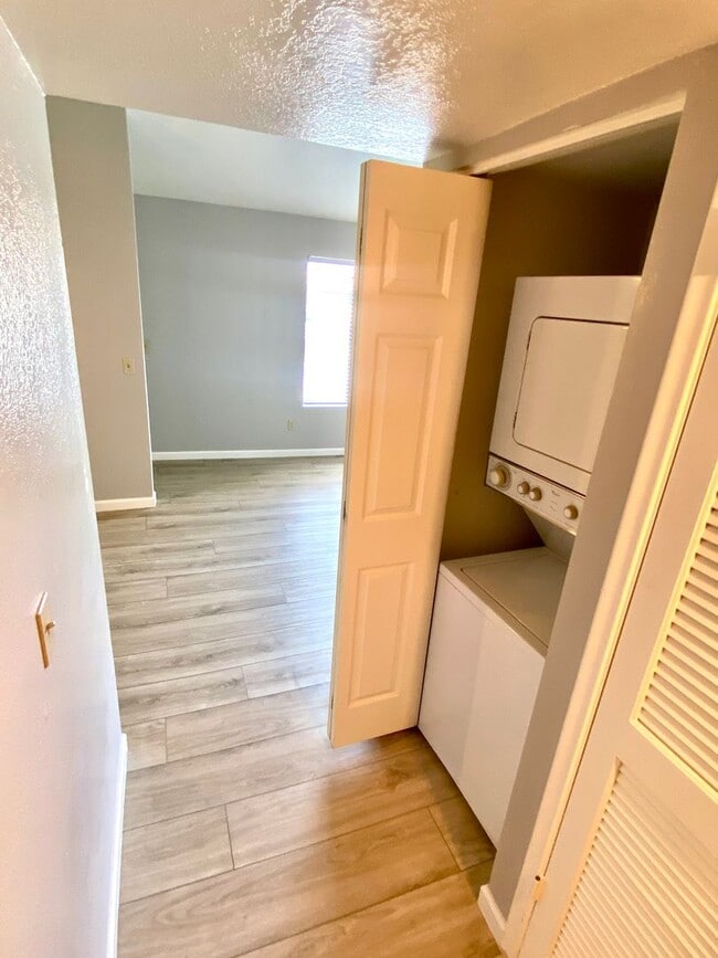 Building Photo - Spacious Two Bedroom Two Bath Condo in Tempe