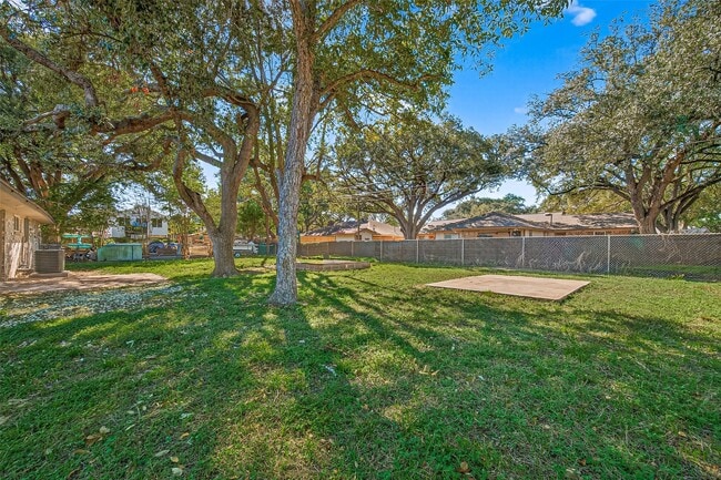 Building Photo - 1611 Drexel Dr