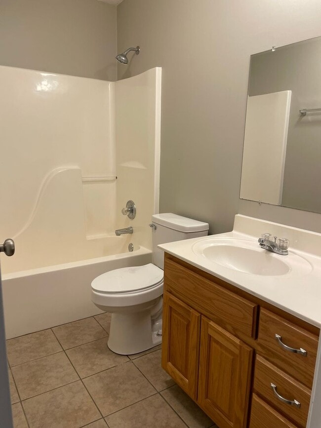 Building Photo - 3 Bedroom/ 2Bath Minutes from NEA Available NOW