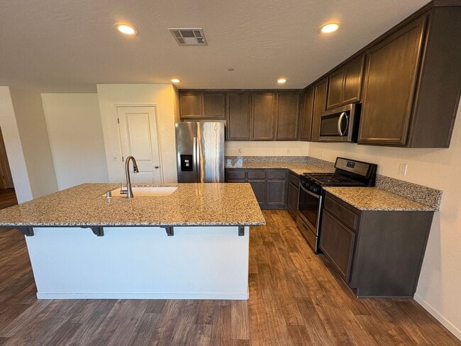 Building Photo - Beautiful Visalia Home Available Now!