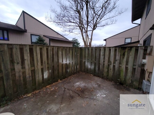 Building Photo - 488 West Ct