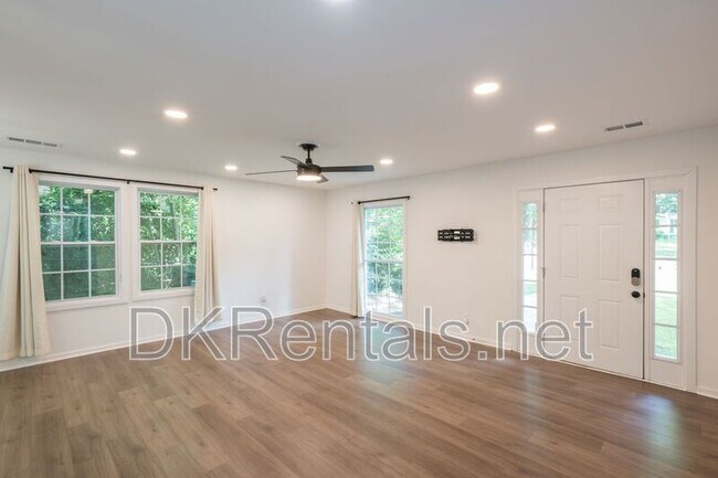 Building Photo - 83 Lucia Dr SE