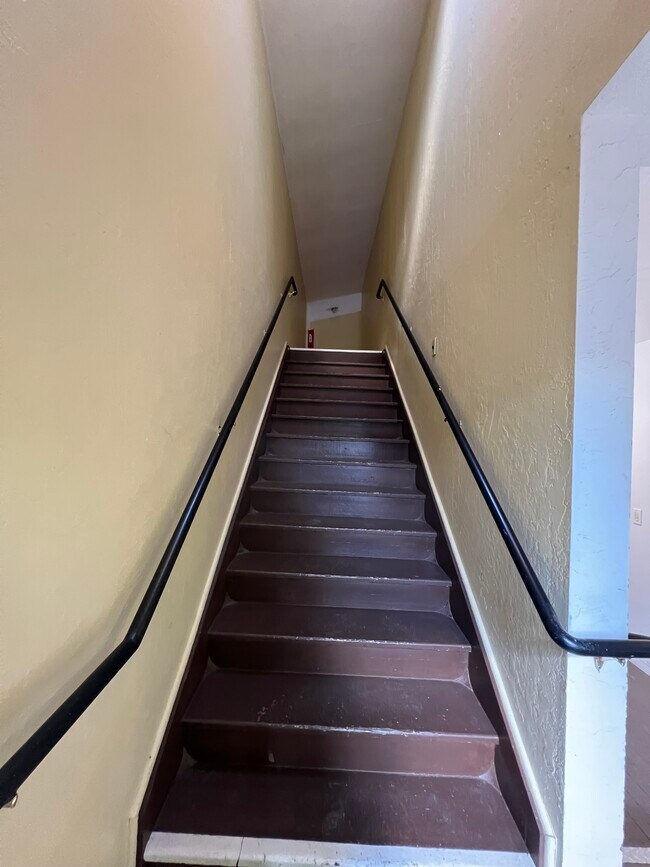 Building Photo - 225 N Cloverdale Blvd