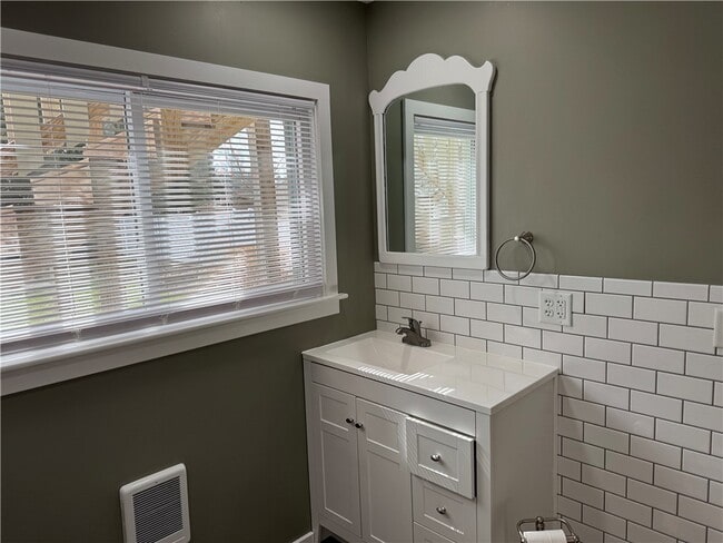 Building Photo - 211 Roe Ave