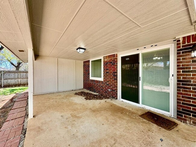 Building Photo - 308 N Lockeport Dr