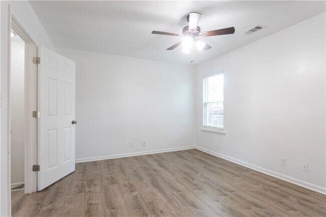 Building Photo - 1585 Springleaf Point SE