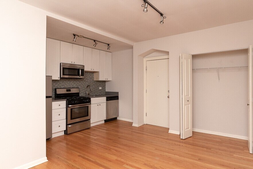 Building Photo - 2824 W Palmer St