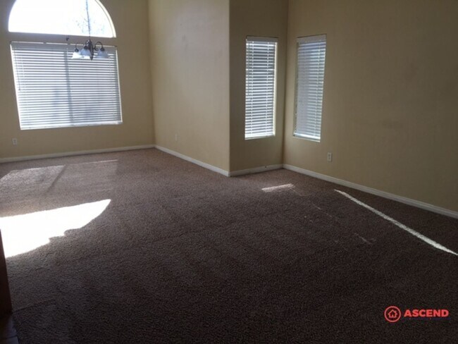 Building Photo - Amazing 5 Bedroom Home In Southwest!