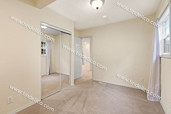 Building Photo - Darling 2 Bedroom North Tabor Home With Of...