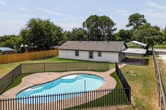 Building Photo - 208 Ponderosa Ln