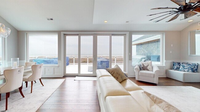 Building Photo - 404 21st St S