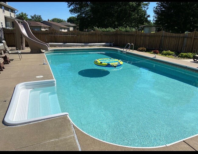 Building Photo - NEW PRICE - GREAT HOME - Single Family Home in Germantown Hills with Pool 3 BR / 4BA