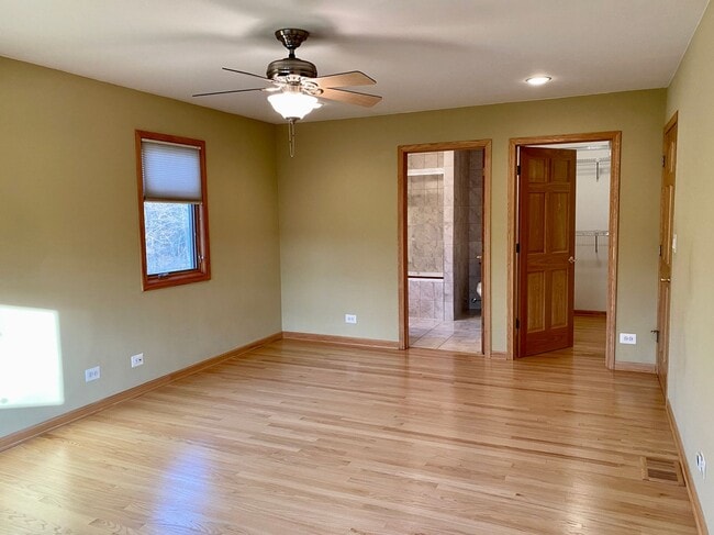 Building Photo - Magnificent 4 Bed / 4.5 Bath Elmhurst Home...
