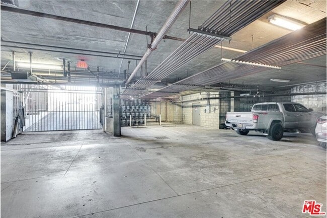 Building Photo - 108 W Maple St