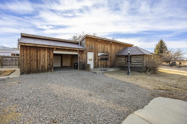 Building Photo - Cozy Living with Bonus Flex Space