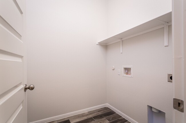 Building Photo - Modern 3 bed 2 bath home!
