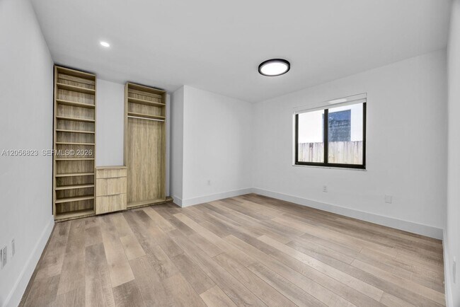 Building Photo - 3052 SW 26th St