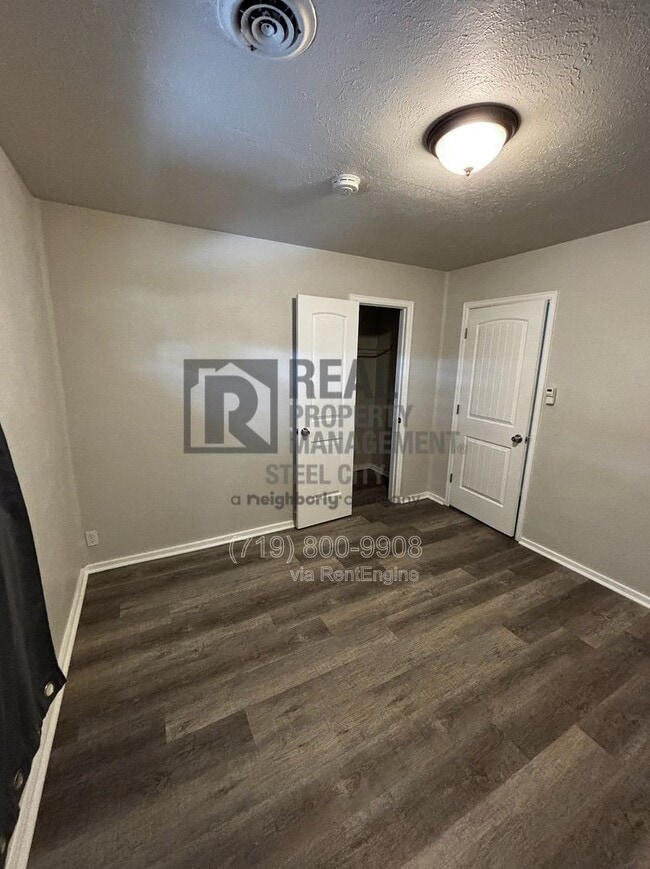 Building Photo - 1428 E Orman Ave