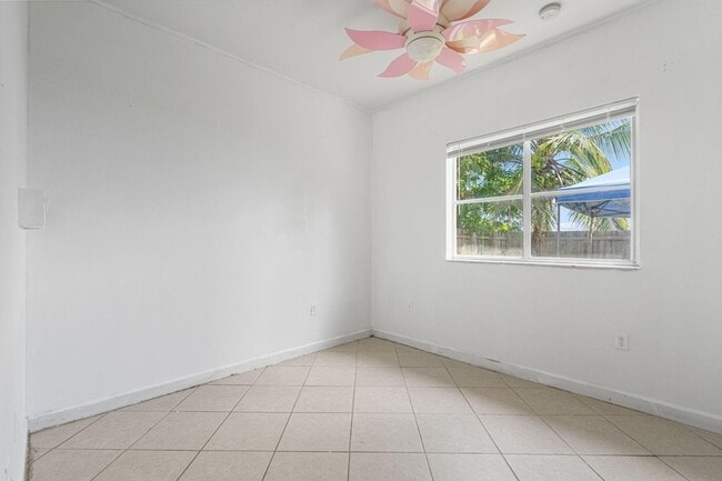 Building Photo - 2552 NE 41st Ave