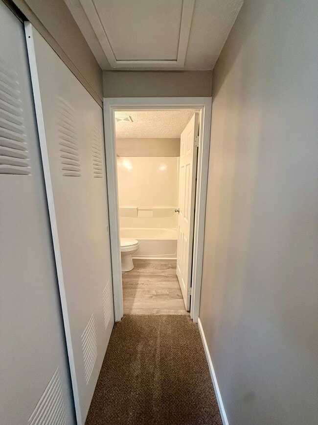 Building Photo - Move-In Ready 2BR in Kettering | Granite Counters + New Carpet