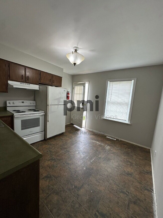 Building Photo - 1624 University Dr