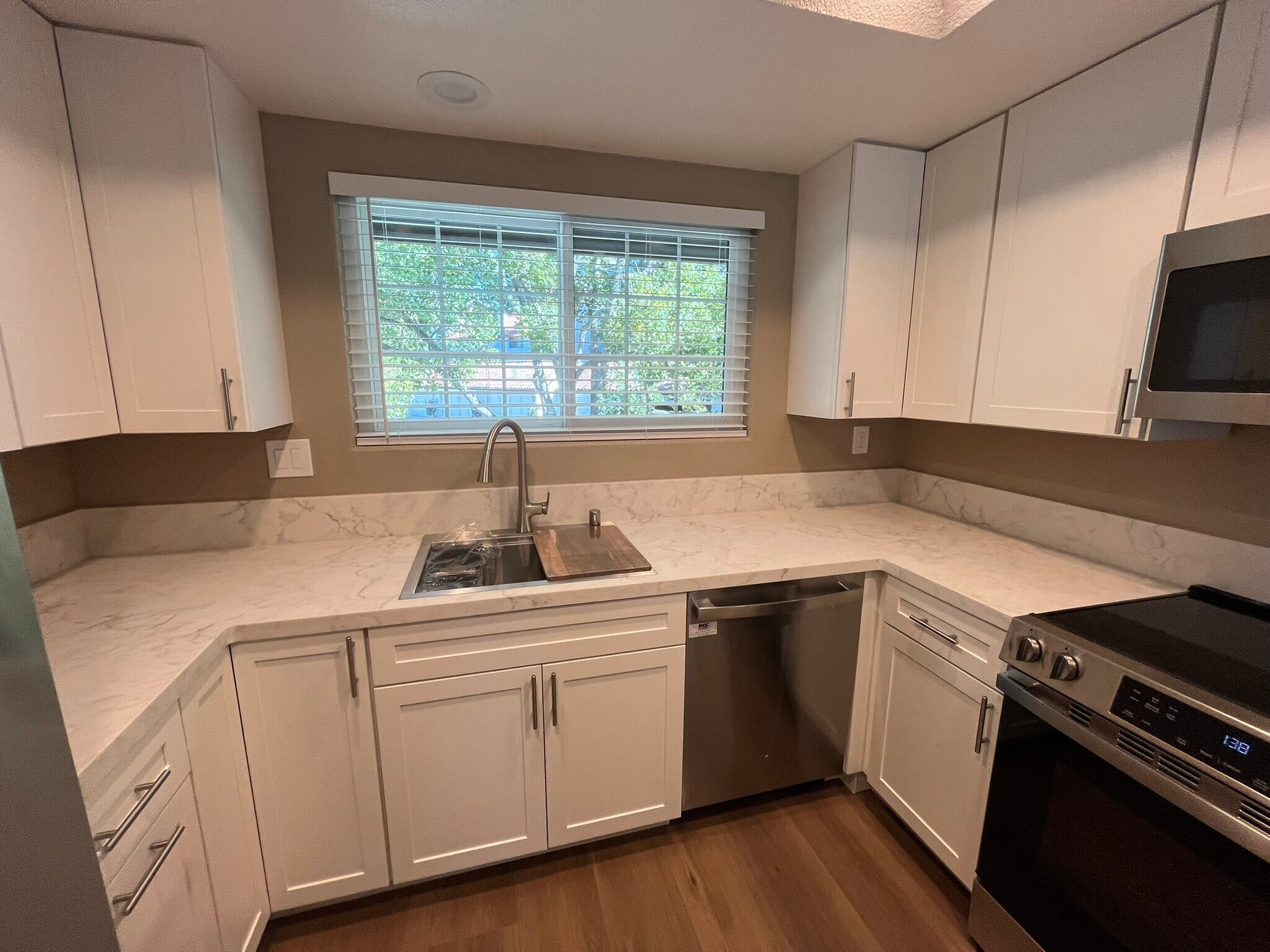 Stainless steel sink with accessories - 16274 Avenida Venusto