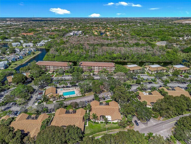 Building Photo - 2616 Carambola Cir N