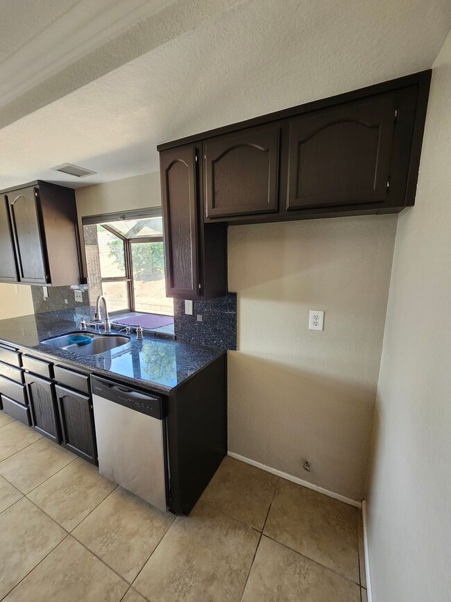 Building Photo - Charming Single-Story Home