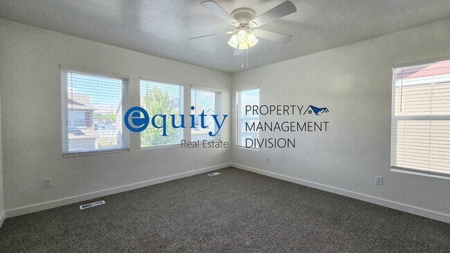 Building Photo - Newly Remodeled!