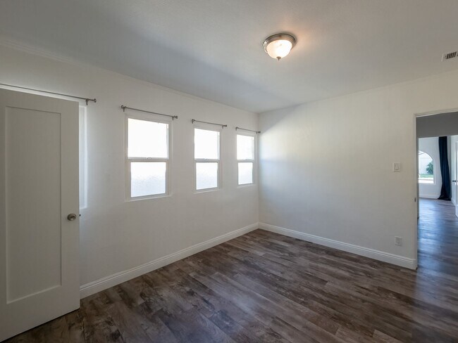 Building Photo - Elegant 3BD/2BA Oasis in the Heart of Glen...
