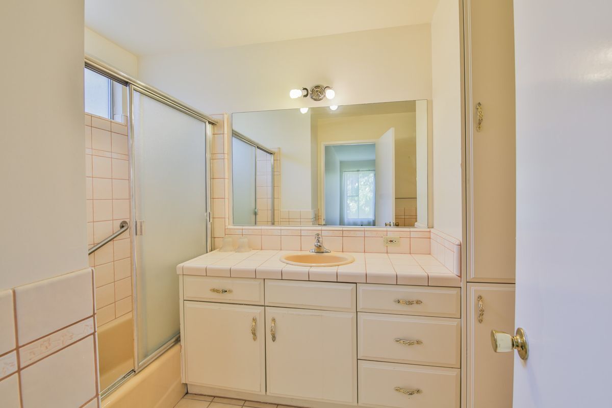 Building Photo - 3744 Pine Ave