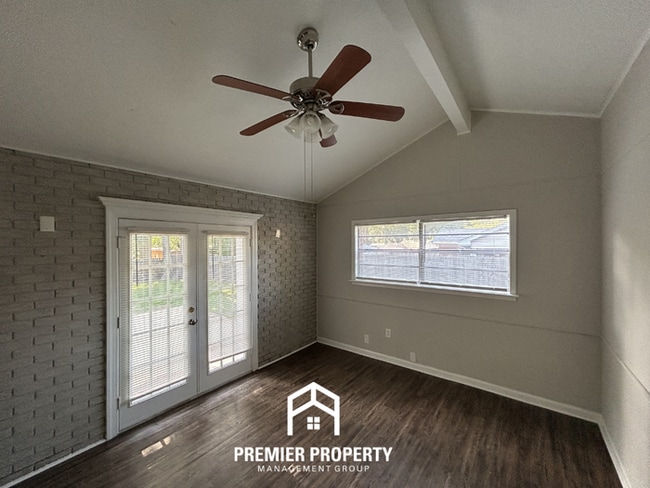 Building Photo - Unique 4BR/2BA Southaven Home | Hardwood Vaulted Sunroom & Fenced Yard