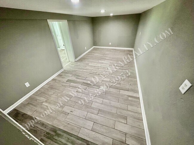 Building Photo - Nice Updated 3 Bed, 1 Bath in KCK-Availabl...