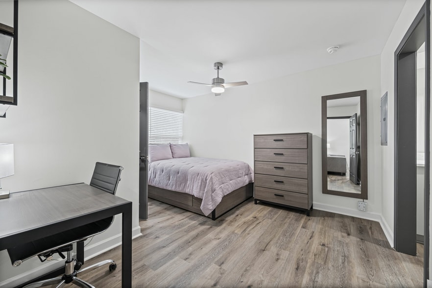 11-240.jpg - 240 Flats