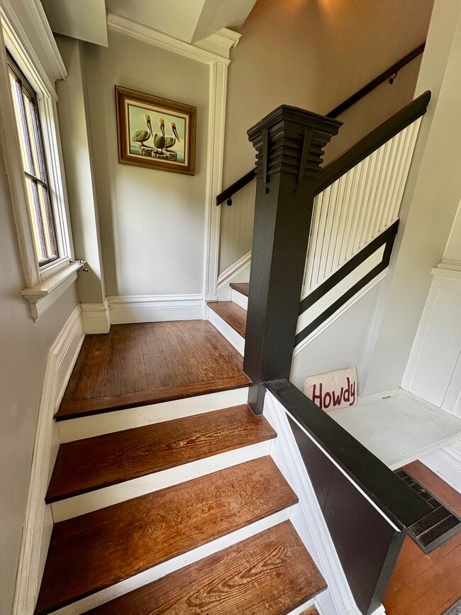 Building Photo - 2043 Dellwood Ave