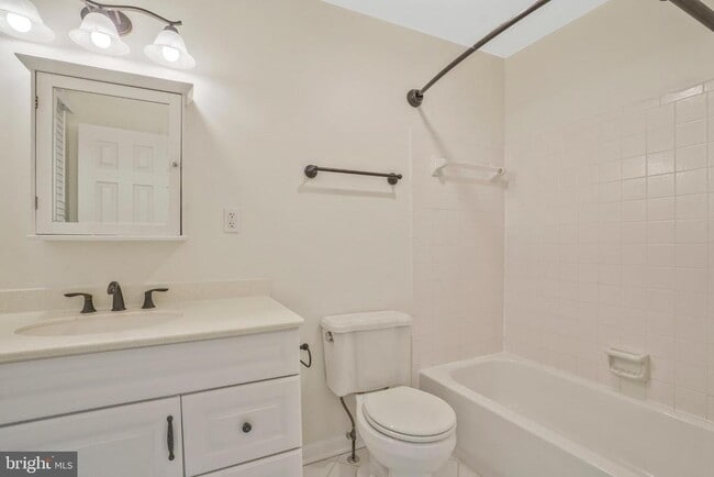 Building Photo - 14 S Manchester St