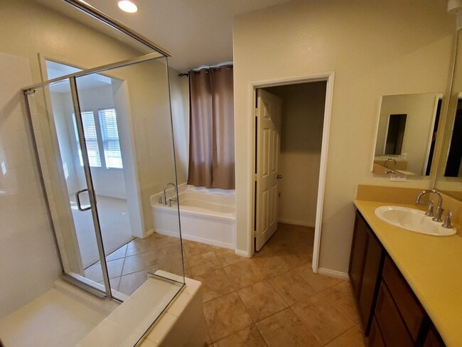 Building Photo - Spacious 4 Bedroom 3 Bath Two Story Riverp...