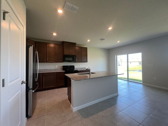 Building Photo - Beautiful  3 bedroom 2 bathroom House Comi...