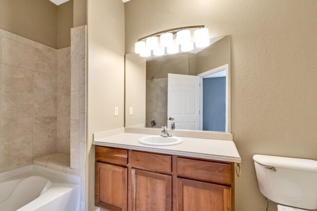 Building Photo - Updated, 3 Bed Condo in Aurora!!!!